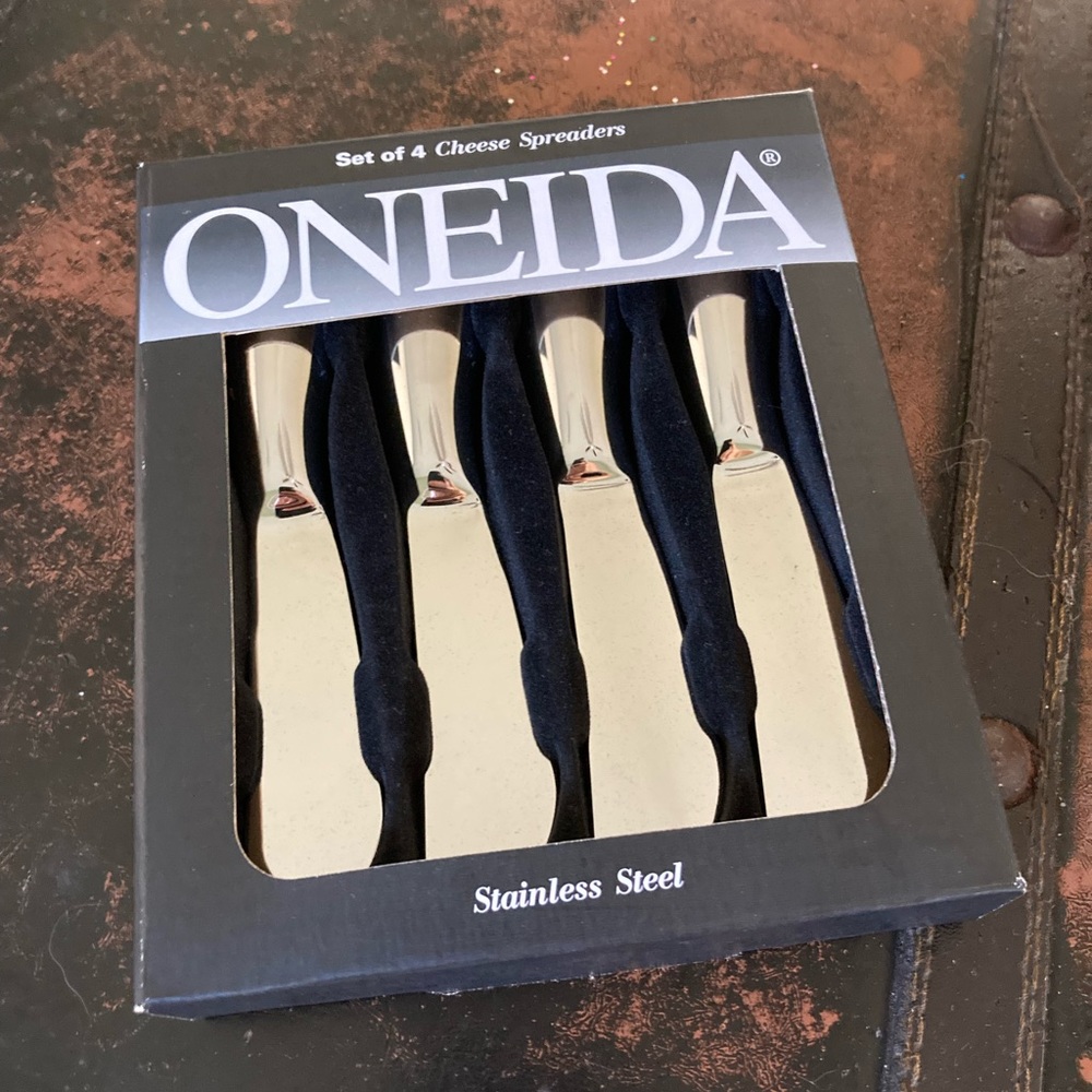 Oneida 4-Piece Cheese Spreader Set, Stainless Steel NEW